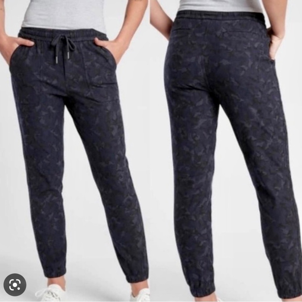 Athleta farallon joggers size 2 camo print